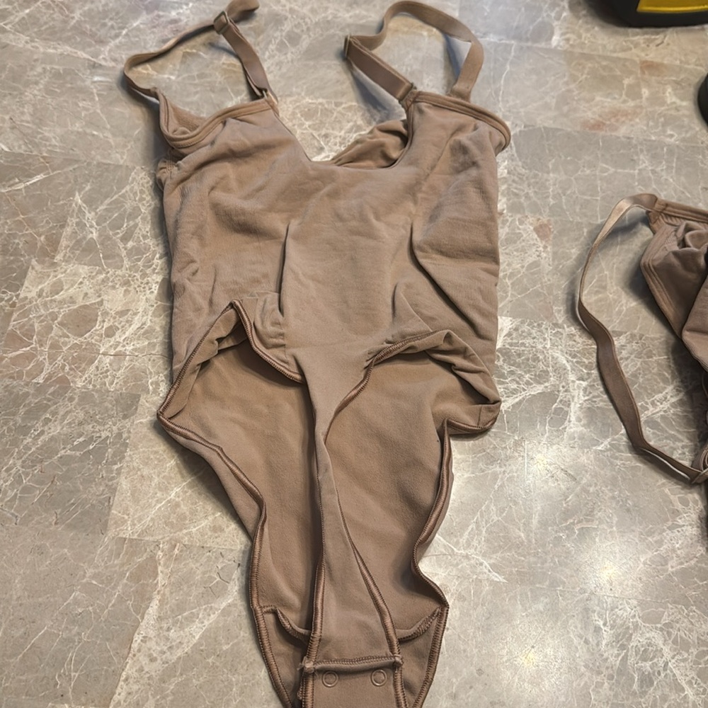 SKIMS SEAMLESS SCULPT THONG BODYSUIT - Picture 6 of 11